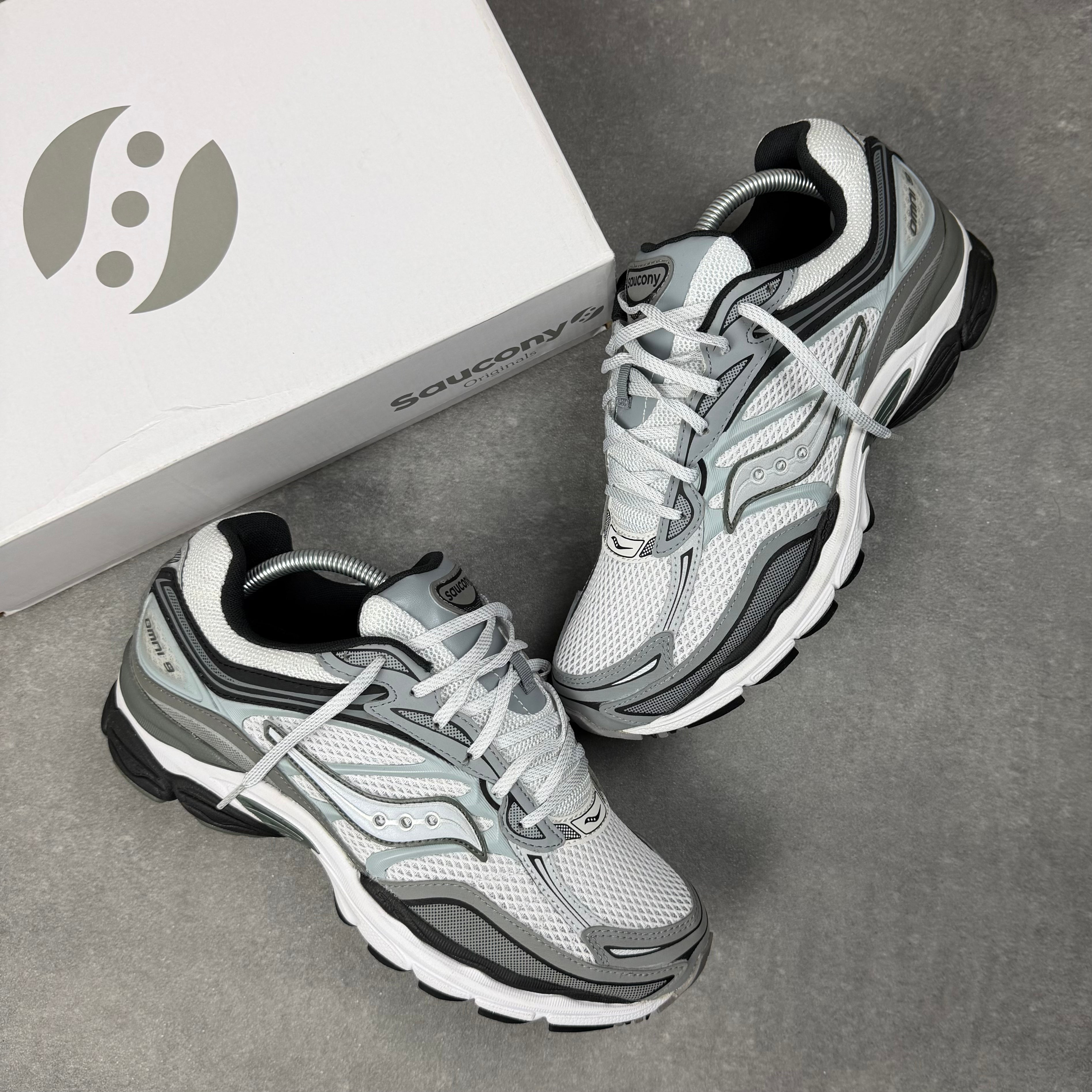 SAUCONY PRO-GRID OMNI 9 GREY WHITE MICROCHIP
