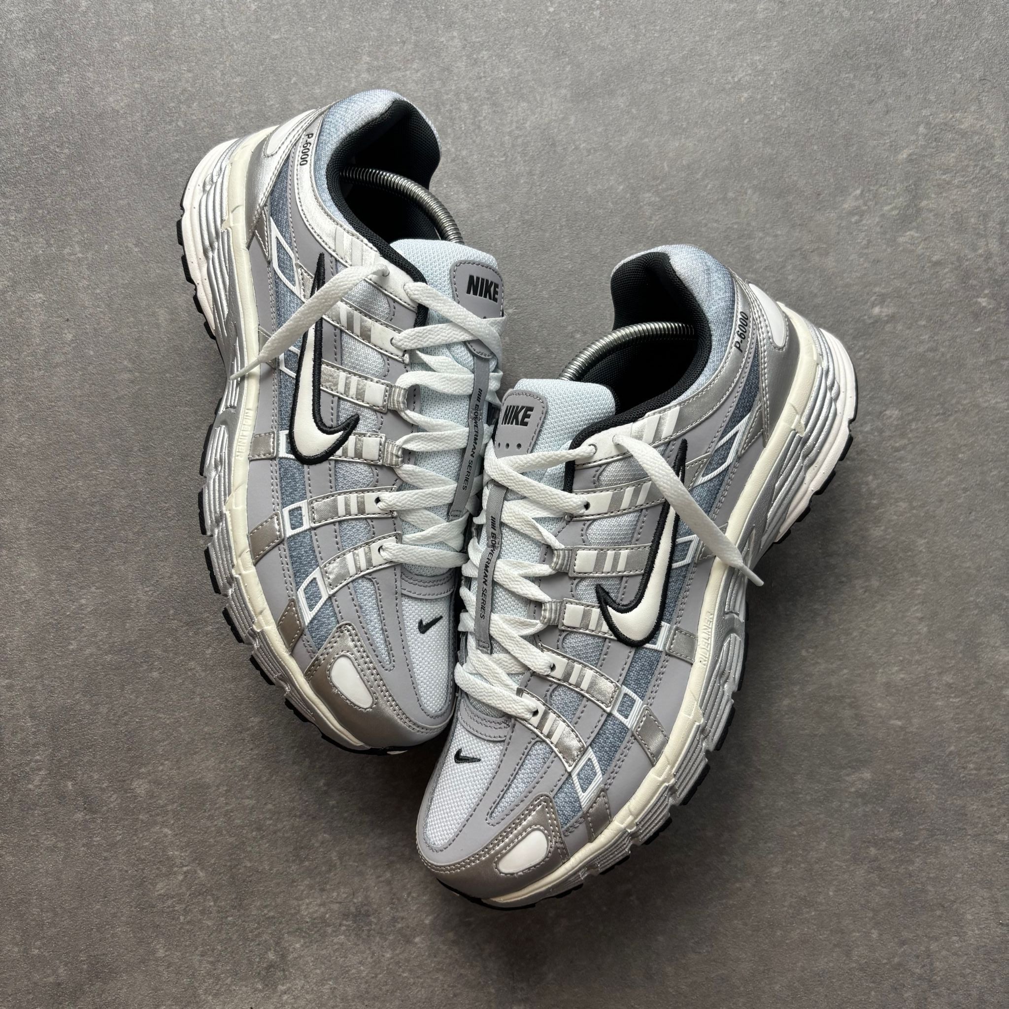 NIKE P-6000 METALLIC SILVER/WOLF GREY