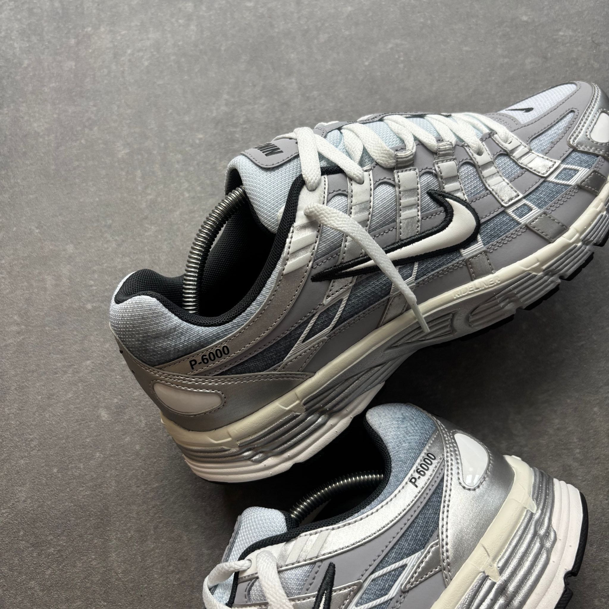 NIKE P-6000 METALLIC SILVER/WOLF GREY