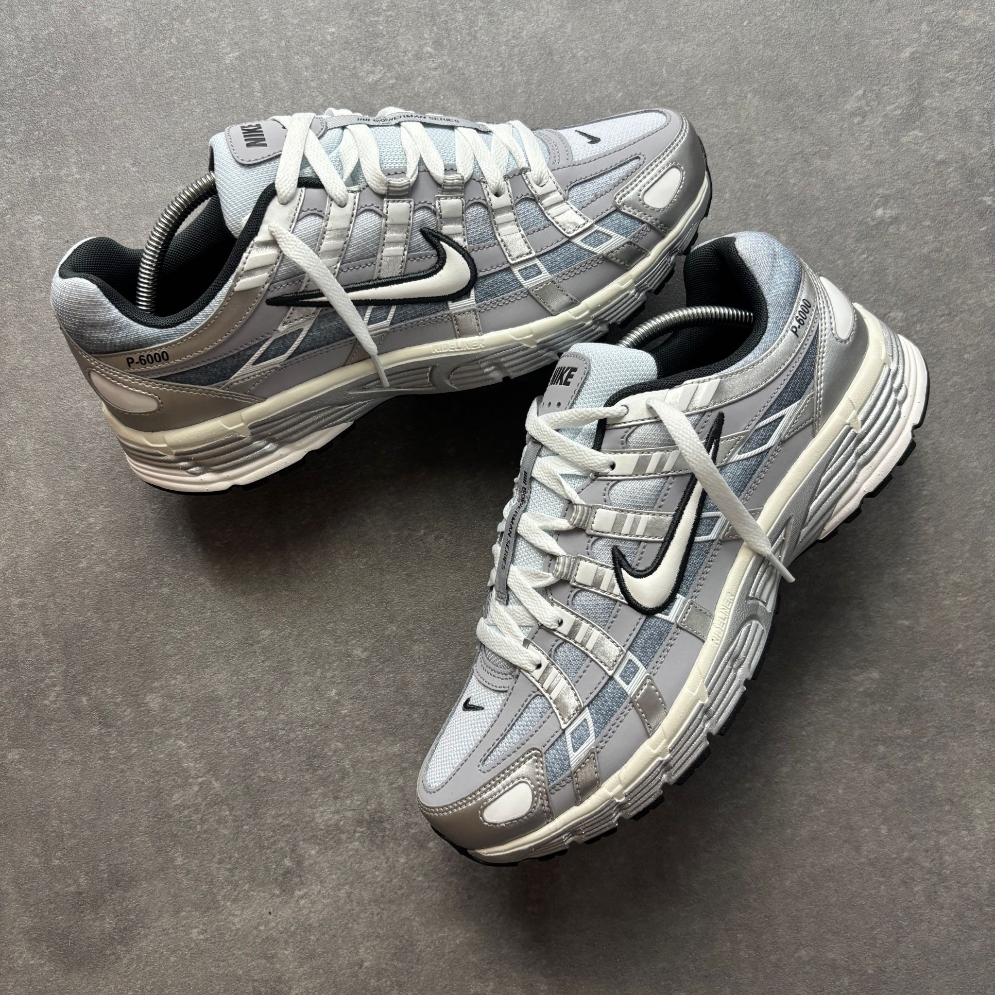 NIKE P-6000 METALLIC SILVER/WOLF GREY