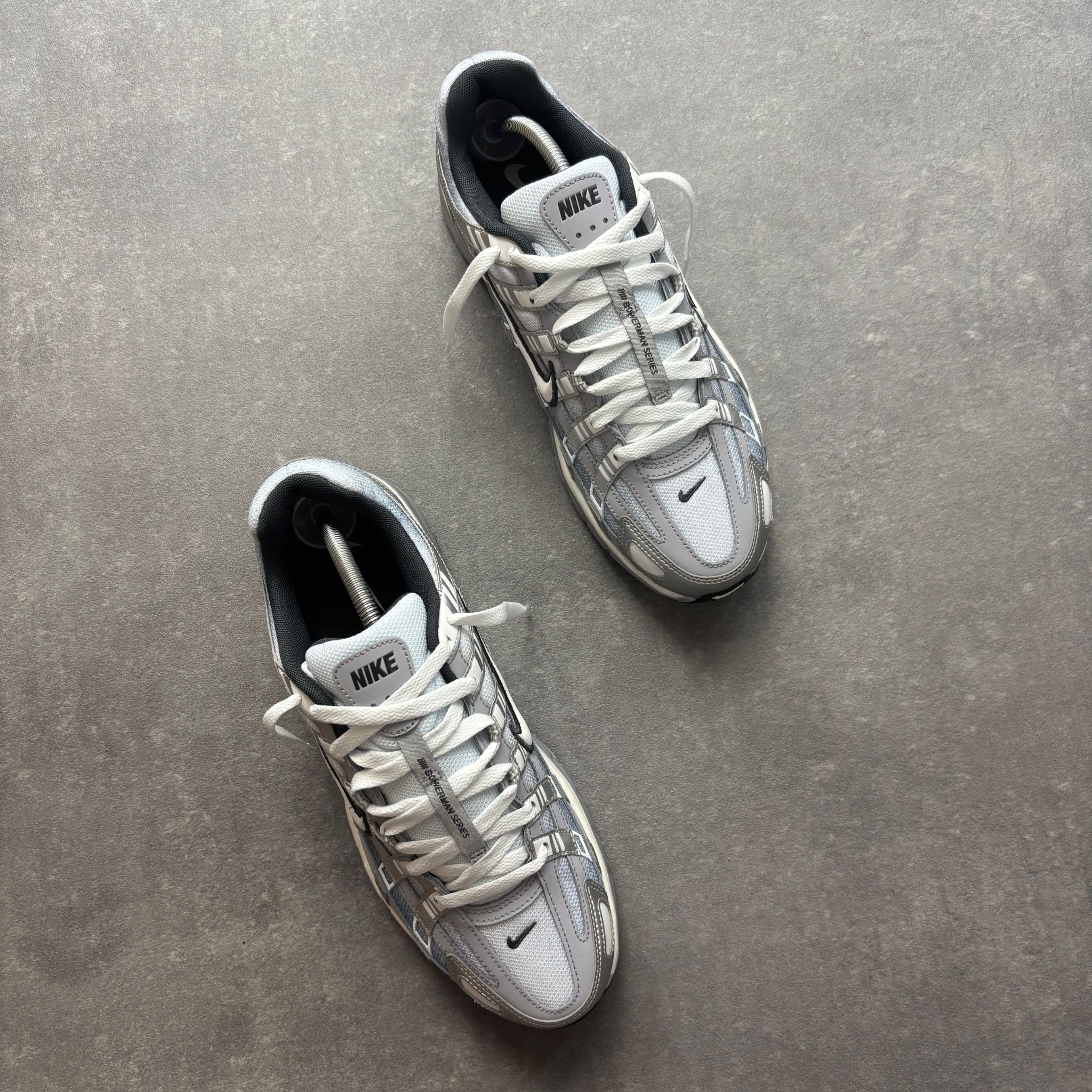NIKE P-6000 METALLIC SILVER/WOLF GREY